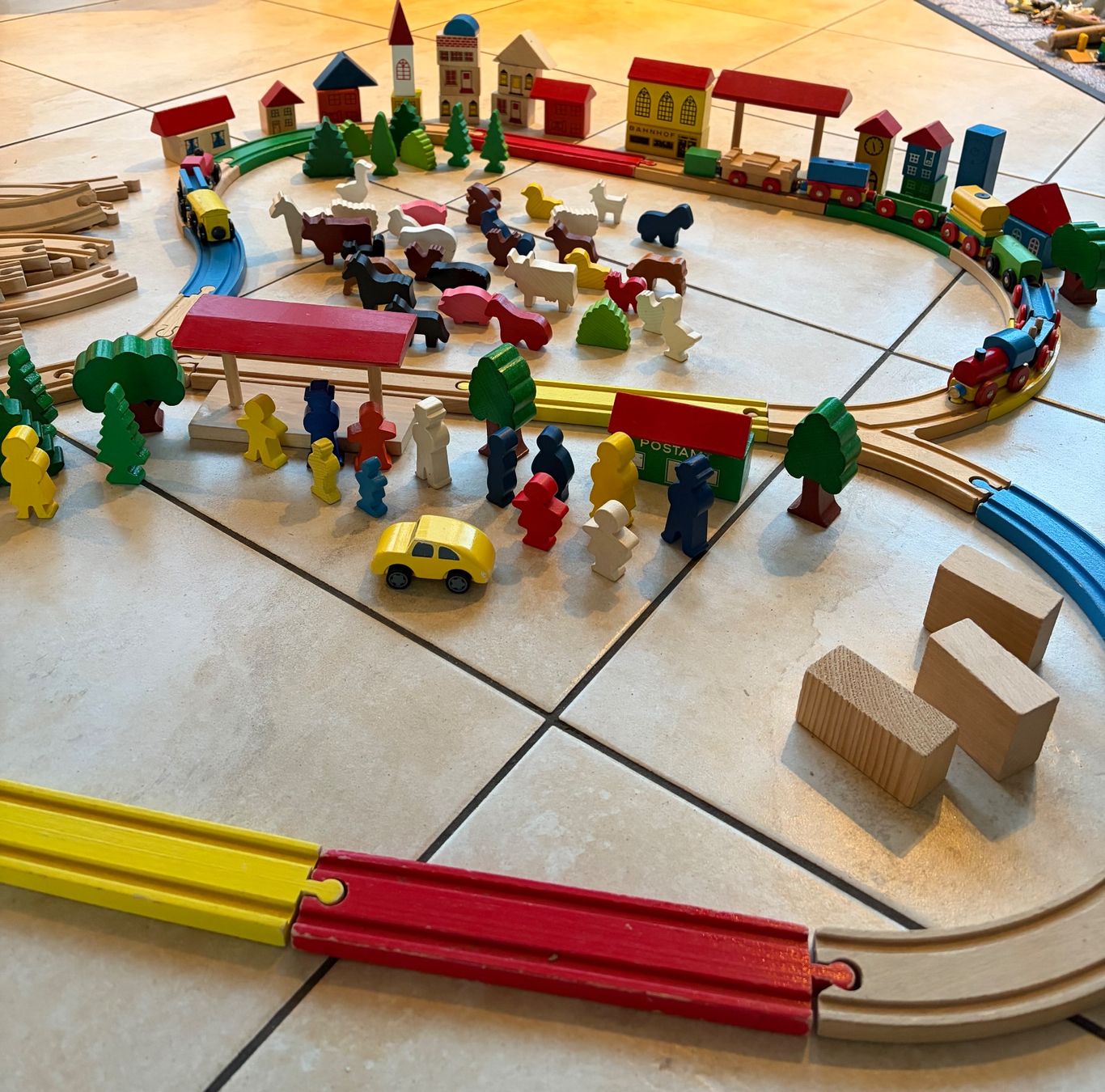 Spielzeuge: Holzeisenbahn farbig – Gebraucht aus Brüttisellen von Fabiii.st 4