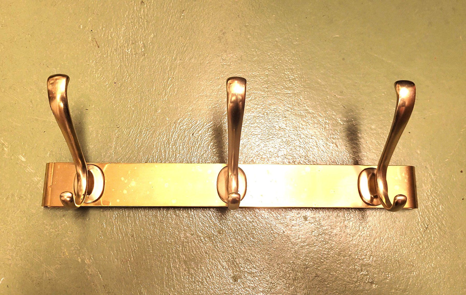 Garderobe: Goldene Garderobe Metall robust – Gebraucht aus Basel von Roberto002