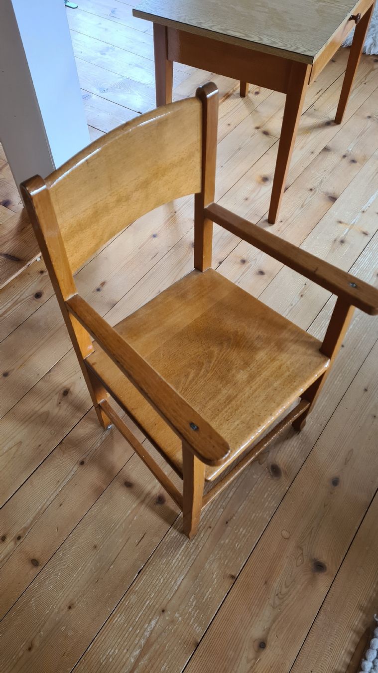 Set di tavolo e panche: Kindertisch mit Stuhl – Usato da Wald ZH venduto da Imlac 4
