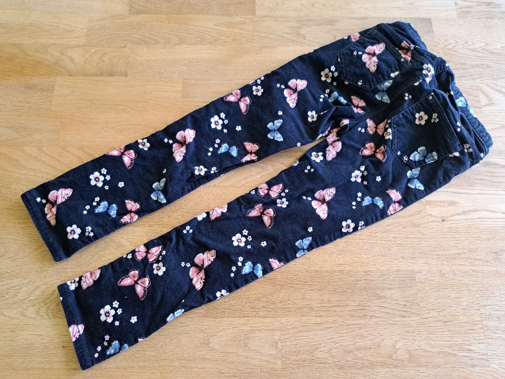 H&M Pantaloni: H&M Cordhose Schmetterlinge, Gr. 116 – Usato da Bergdietikon venduto da Staphylococcus 4