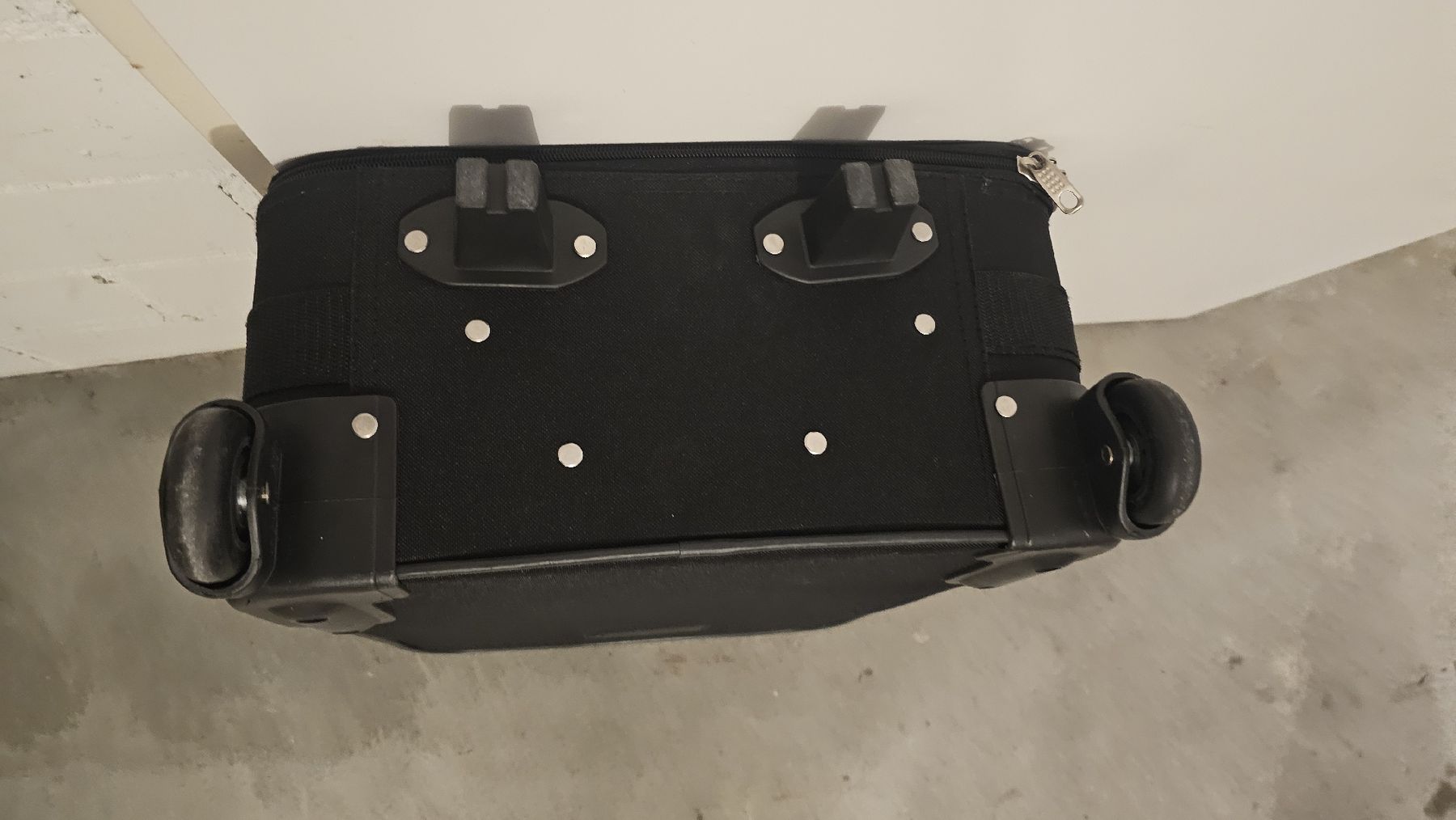 Valigie: Leichter Rollkoffer, schwarz blau gestreift – Usato da Arbon venduto da Flyaway8 2