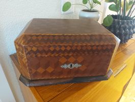 Antike Schmuckschatulle mit Würfelmuster aus Holz