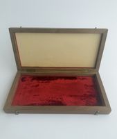 Boîte en bois massif et velours rouge  32,5x16,5x4,5 cm 
