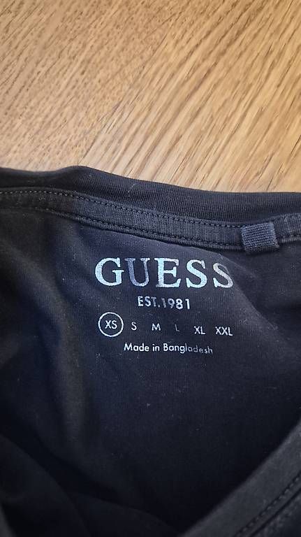 Guess T-shirts: Guess T-Shirt – D'occasion à Feusisberg par cts_55rn 1