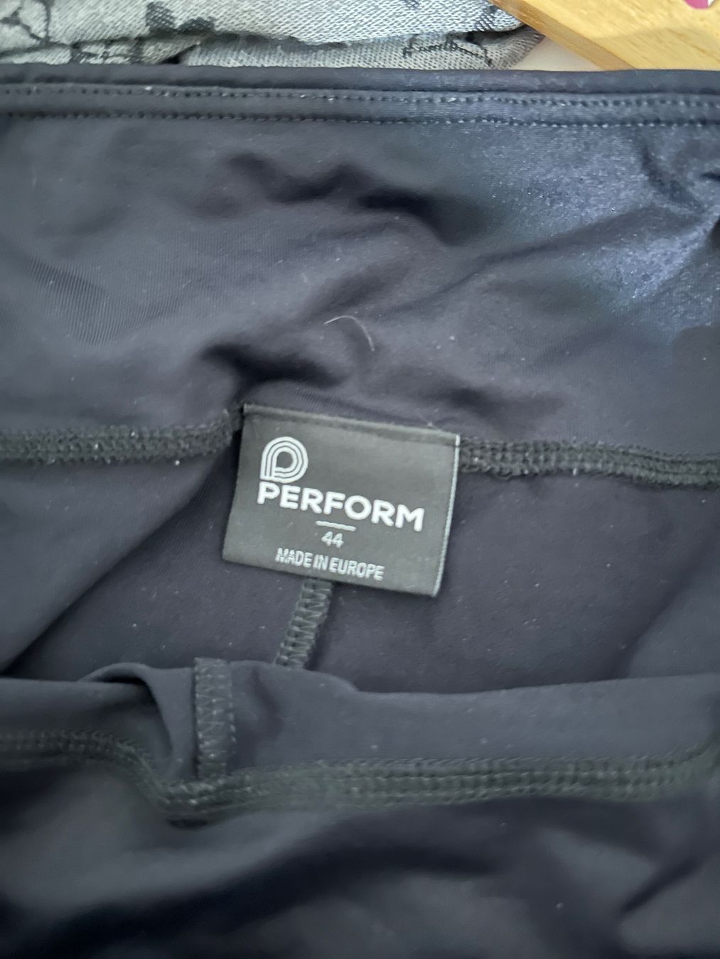 Hosen: Short de sport noir Perform Taille 44 – Gebraucht aus Cheseaux-Lausanne von Cerfynie 2