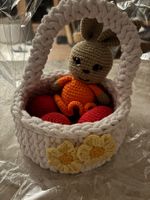 Gehäkelter Osterhase im Korb, Handmade, Top Zustand!