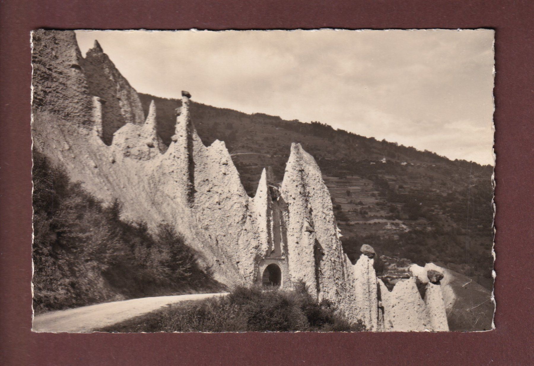 Ansichtskarten: EUSEIGNE - Les Pyramides – Gebraucht aus Pully von nicecards-shop