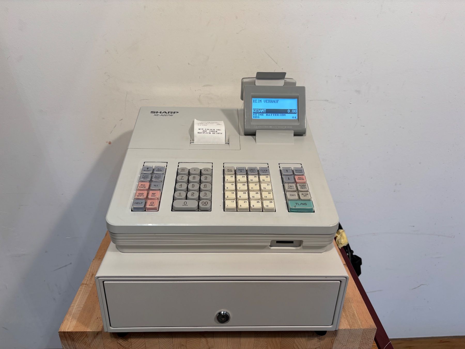 Sharp Registratore di cassa: Registrierkasse SHARP XE-A207W mit Ersatz Thermorollen – Usato da Winterthur venduto da ReUse_Baumarkt