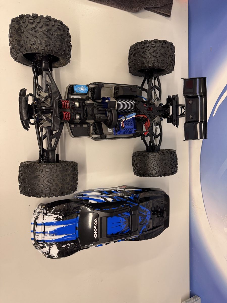 Traxxas Modellismo RC: Traxxas E-Revo 2.0 mit Lipos und Tuning – Usato da Bürglen TG venduto da Aruban 3