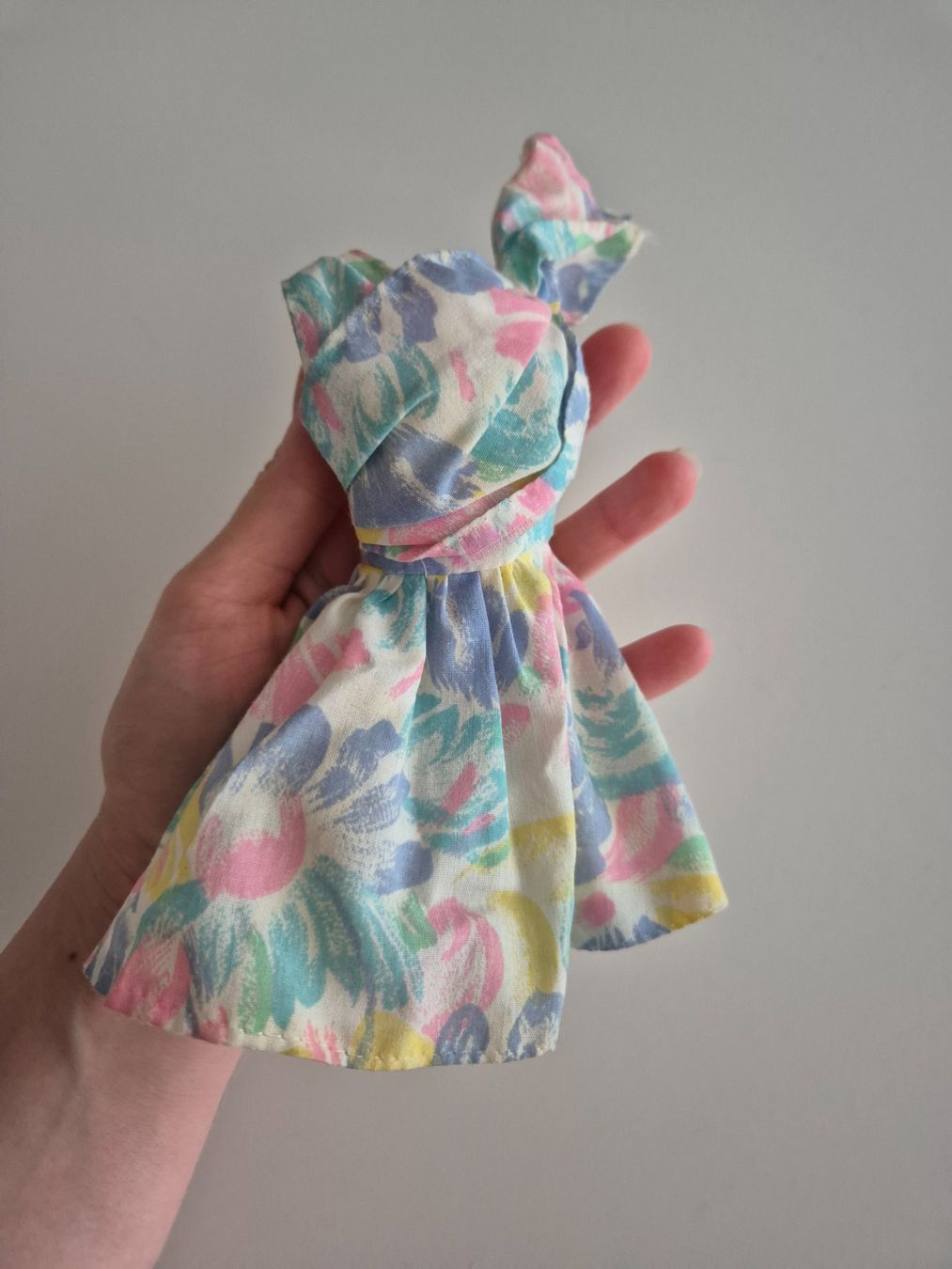 Bambole: Barbie farbiges Kleid mit Blumen – Usato da Zürich venduto da pau_y8mv 2