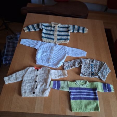 Versand möglich. Baby Strick-Jäggli, oder für grosse Puppen