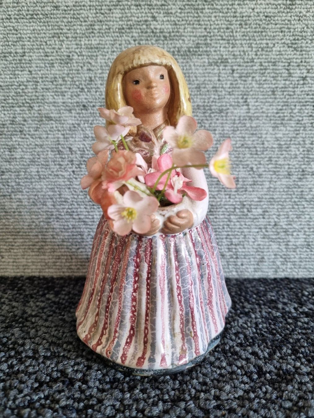 Figuren: Mädchen Figur mit Blumenstrauss RUTEBO Leksand – Gebraucht aus Lenzburg von freedomky