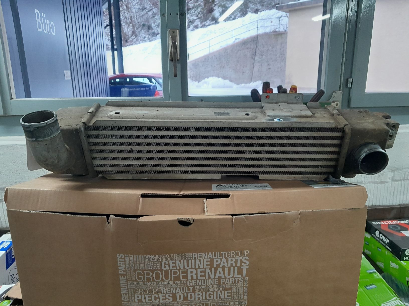 Kia Tutti pezzi di ricambio auto: Kia Sorento Ladeluftkühler 140PS – Usato da Langnau i. E. venduto da subaru_94