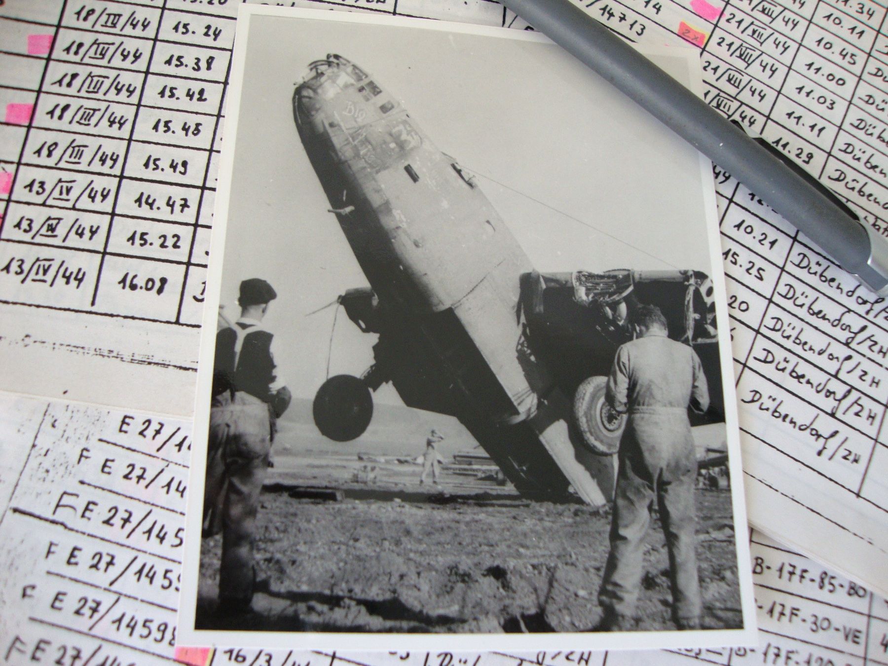 Poster & Bilder: Dübendorf 1945 Eine B - 24  wird ausgeschlachtet – Gebraucht aus Weinfelden von Fortress