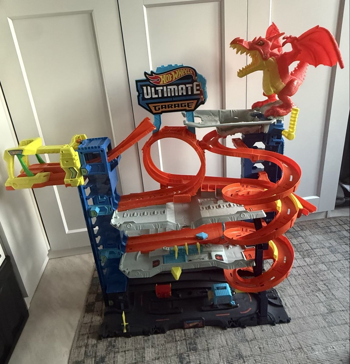Hot Wheels Piste: Hot Wheels Ultimate Garage mit Drachen – Usato da Basel venduto da cel_2tt6