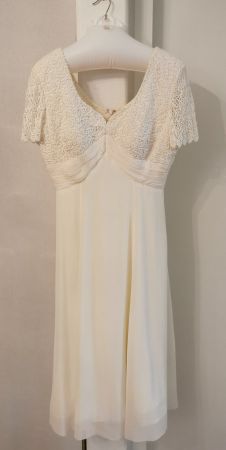 Weisses Kleid mit Spitzen aus London, Kelsey Rose, Gr.12 (M)