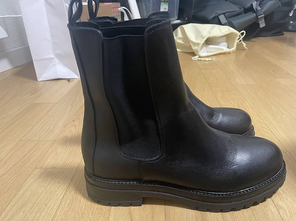 Scarpe da donna: Schwarze Lederstiefel Größe EUR 39 – Usato da Zürich venduto da ruh_qrn7