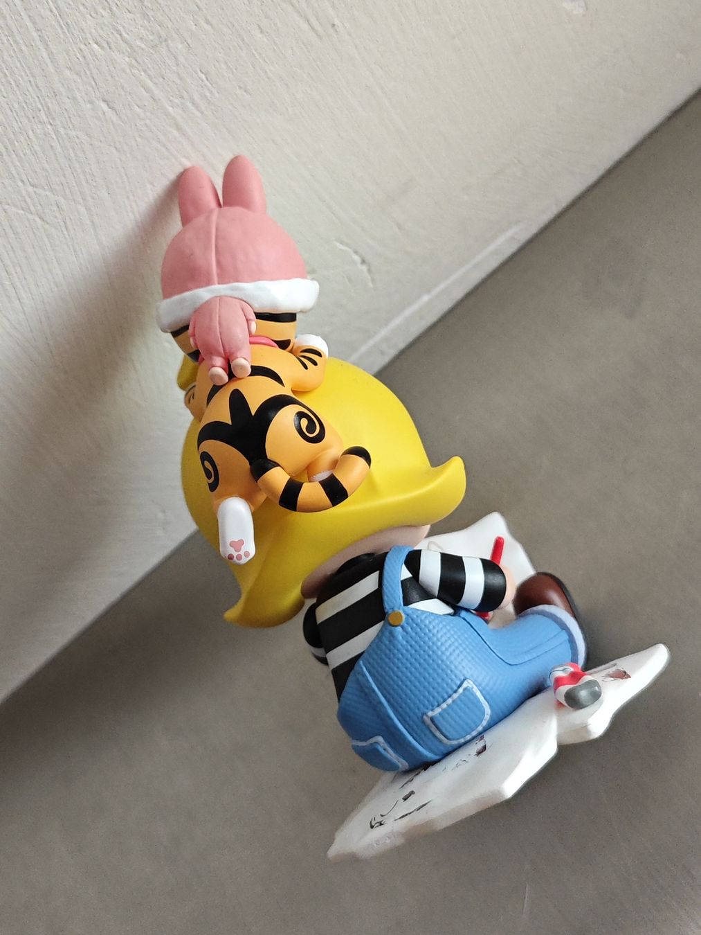 Pop Mart Statuette: Pop Mart Finding Mokoko Painter's Help Figur – Usato da Mellingen venduto da Krishi 2
