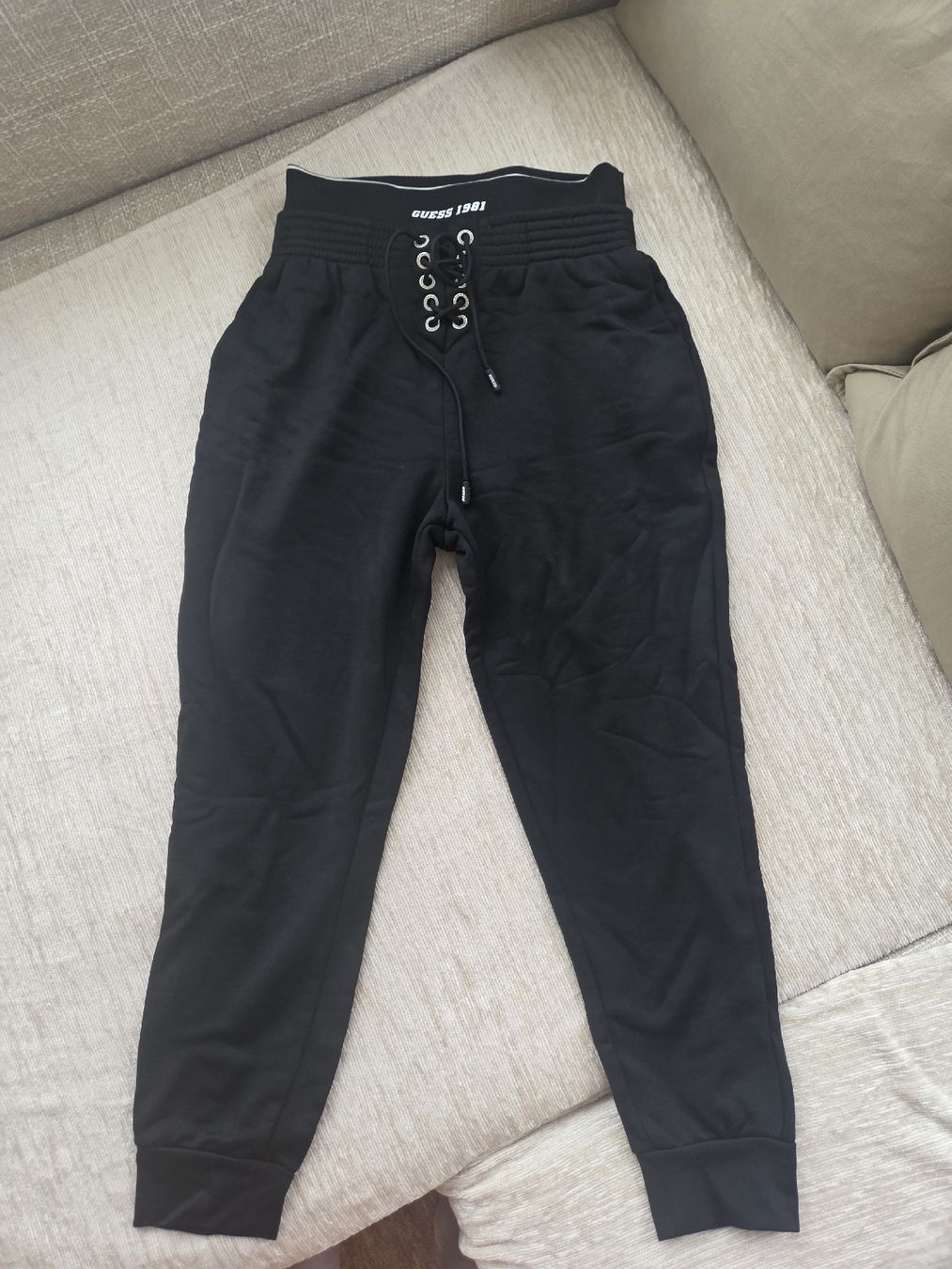 Guess Pantaloni: Edle Guess Trainerhose – Nuovo (secondo la descrizione) da Forch venduto da nbi_7srt 2