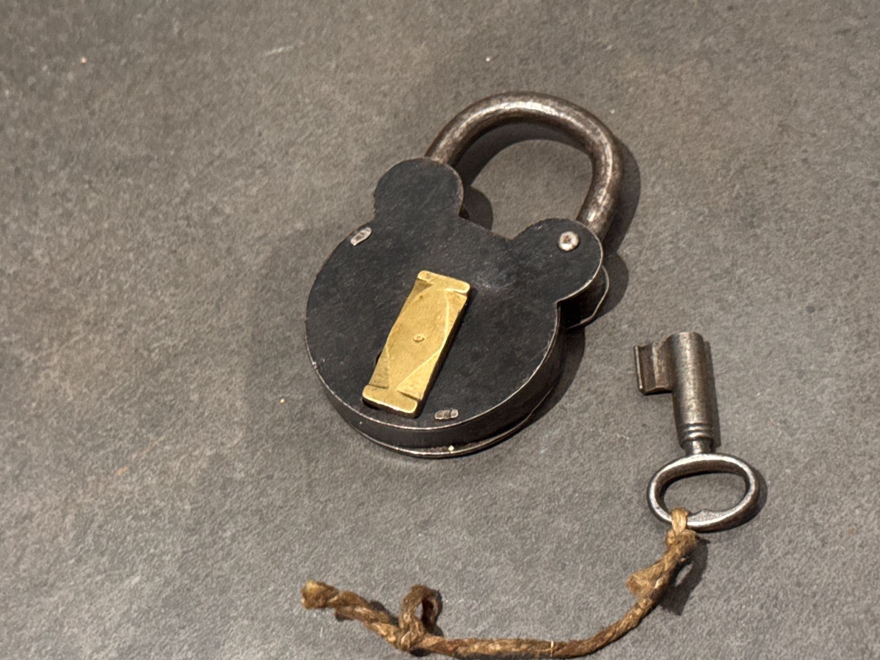 Cadenas: Antikes Vorhängeschloss MIT Schlüssel – D'occasion à Rothrist par Fondgruebe 2