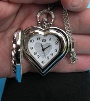 Kette mit Uhr Herzform und Deckel silbrig