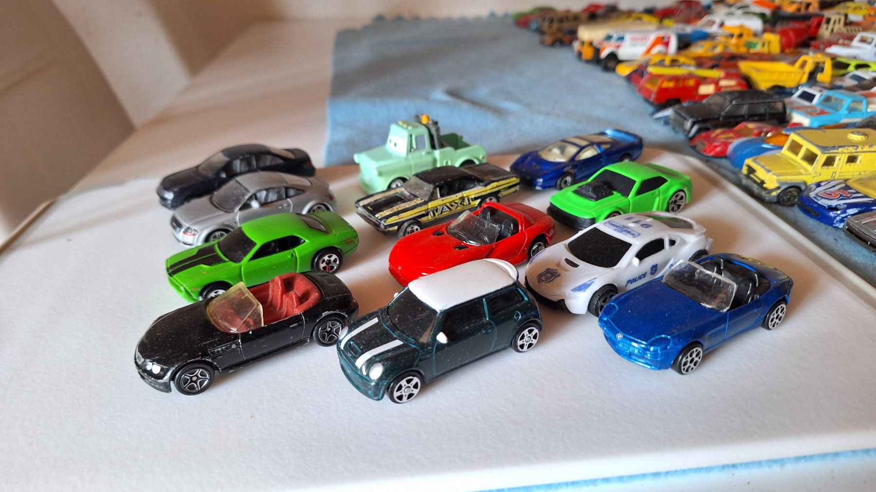 Jouets: Über 200 Spielzeugautos – D'occasion à Wilchingen par 80x120 7