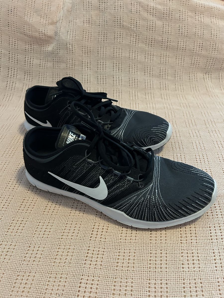 Nike Scarpe da donna: Nike Trainingsschuhe Gr. 40, Top – Nuovo (secondo la descrizione) da Zürich venduto da robbii13