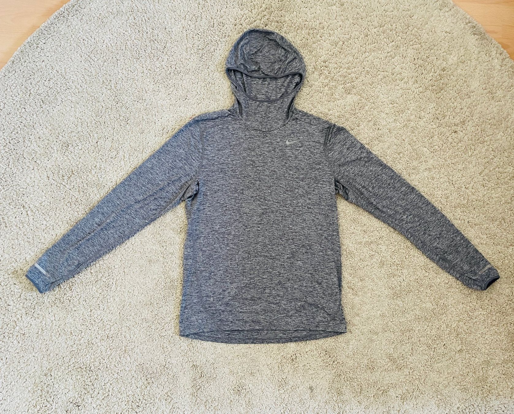 Nike Maglioni & Felpe: Nike Lauftop, Grau, Grösse M – Usato da Basel venduto da MarkenundKleidung 1