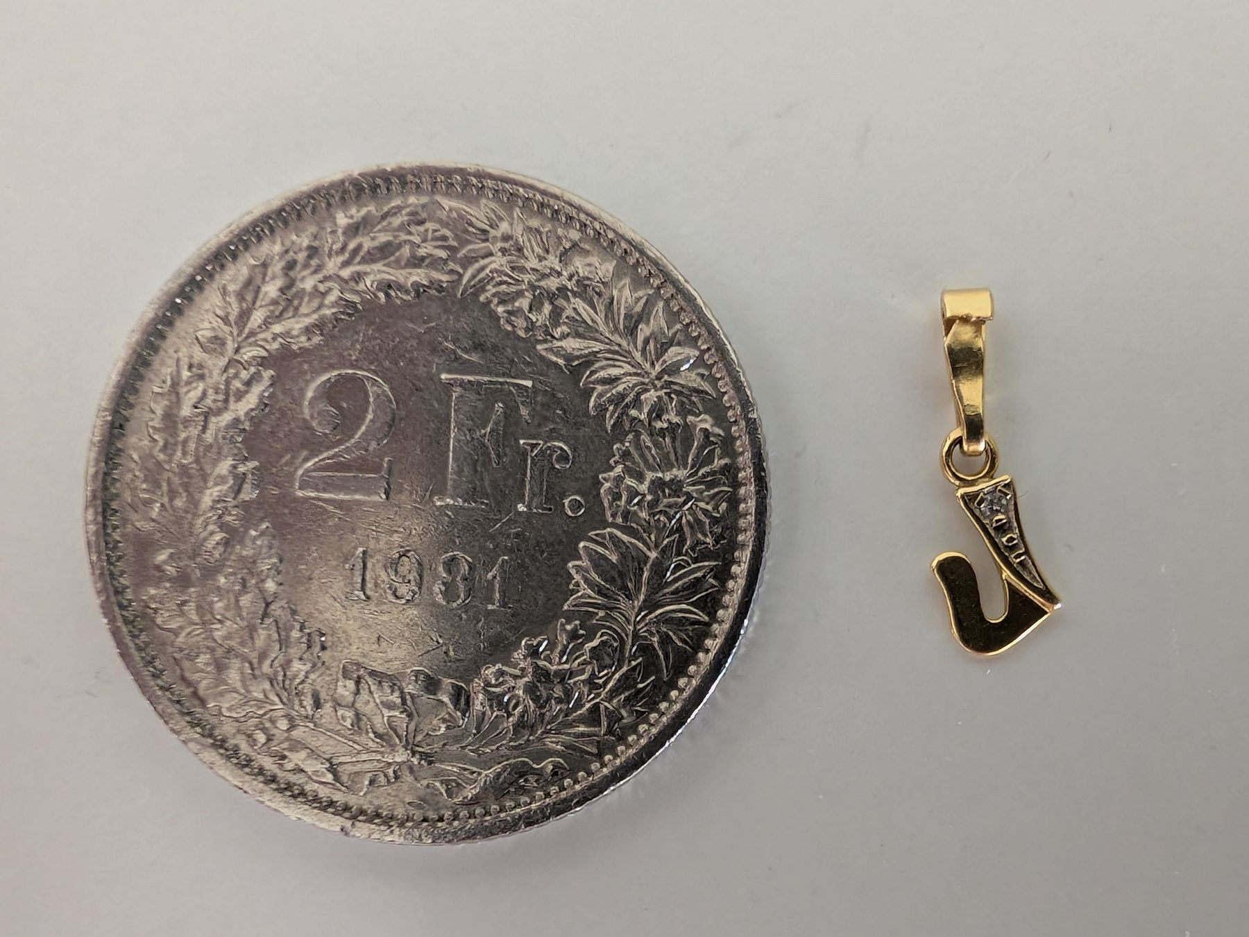 Pendentifs: Anhänger Buchstabe J Gold mit Stein – Défectueux à Horw par Hefe1 2