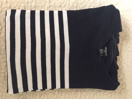 Forever 21 Marine-Weiss gestreifter Pulli (Grösse XS)