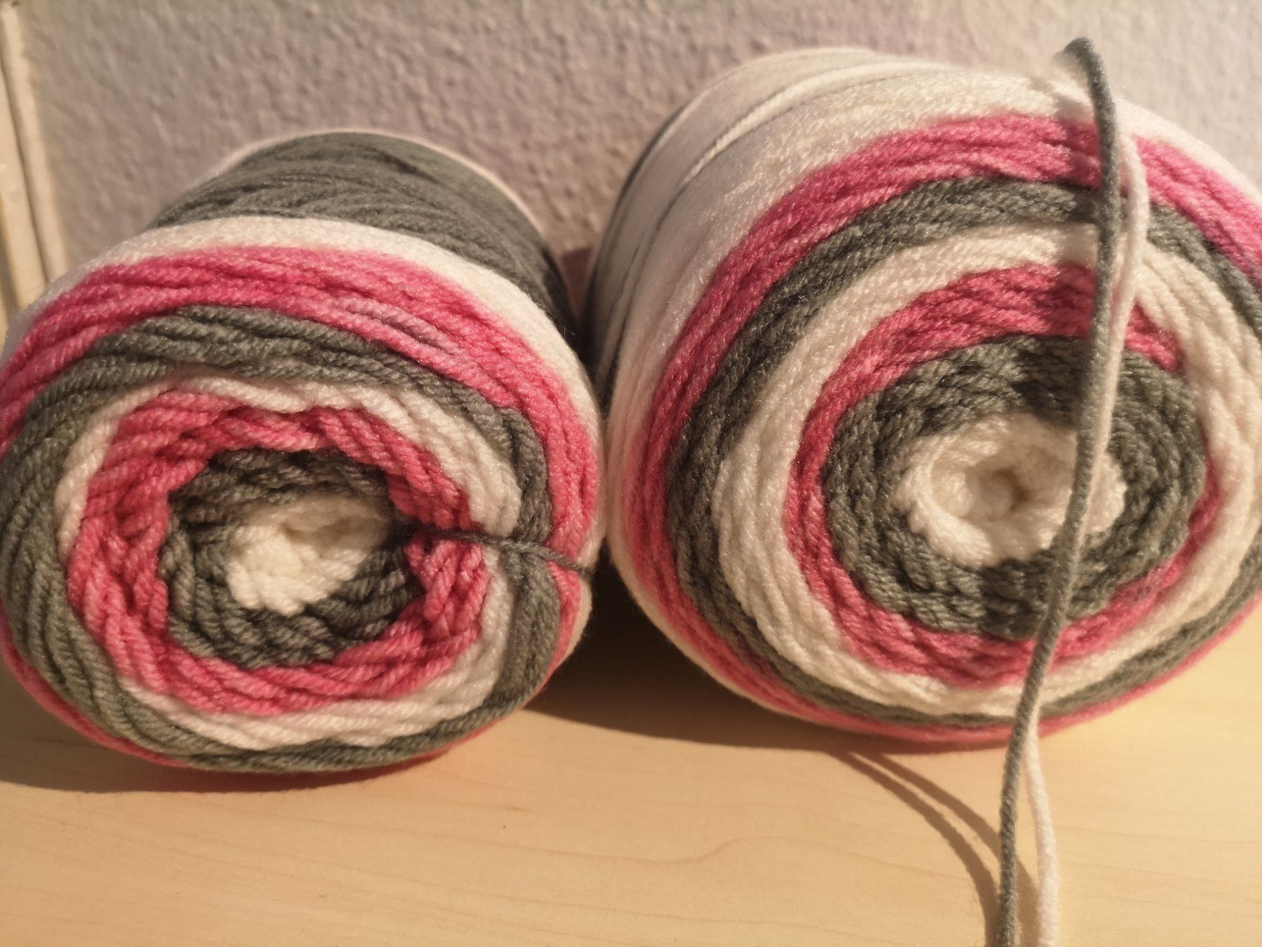 Lana: 2x  550g 100%Acrylic Garn – Nuovo (secondo la descrizione) da Frenkendorf venduto da DORU1
