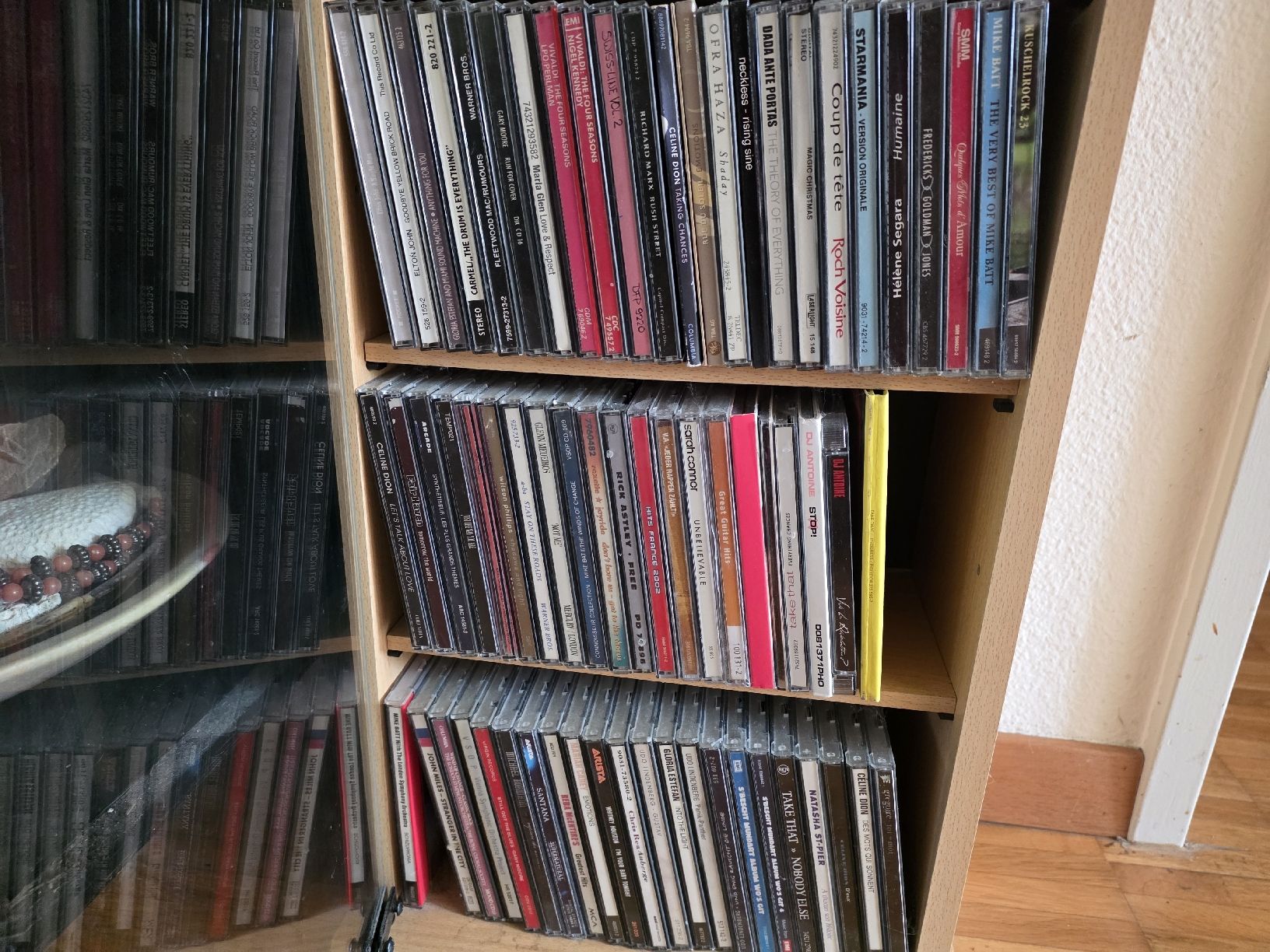 Armadi: CD Regal aus Holz mit Glastüre mit CDs  – Usato da Bellikon venduto da zuzu66 3