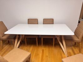 Eleganter Esstisch mit weisser Tischplatte & Massivholz-Fuss