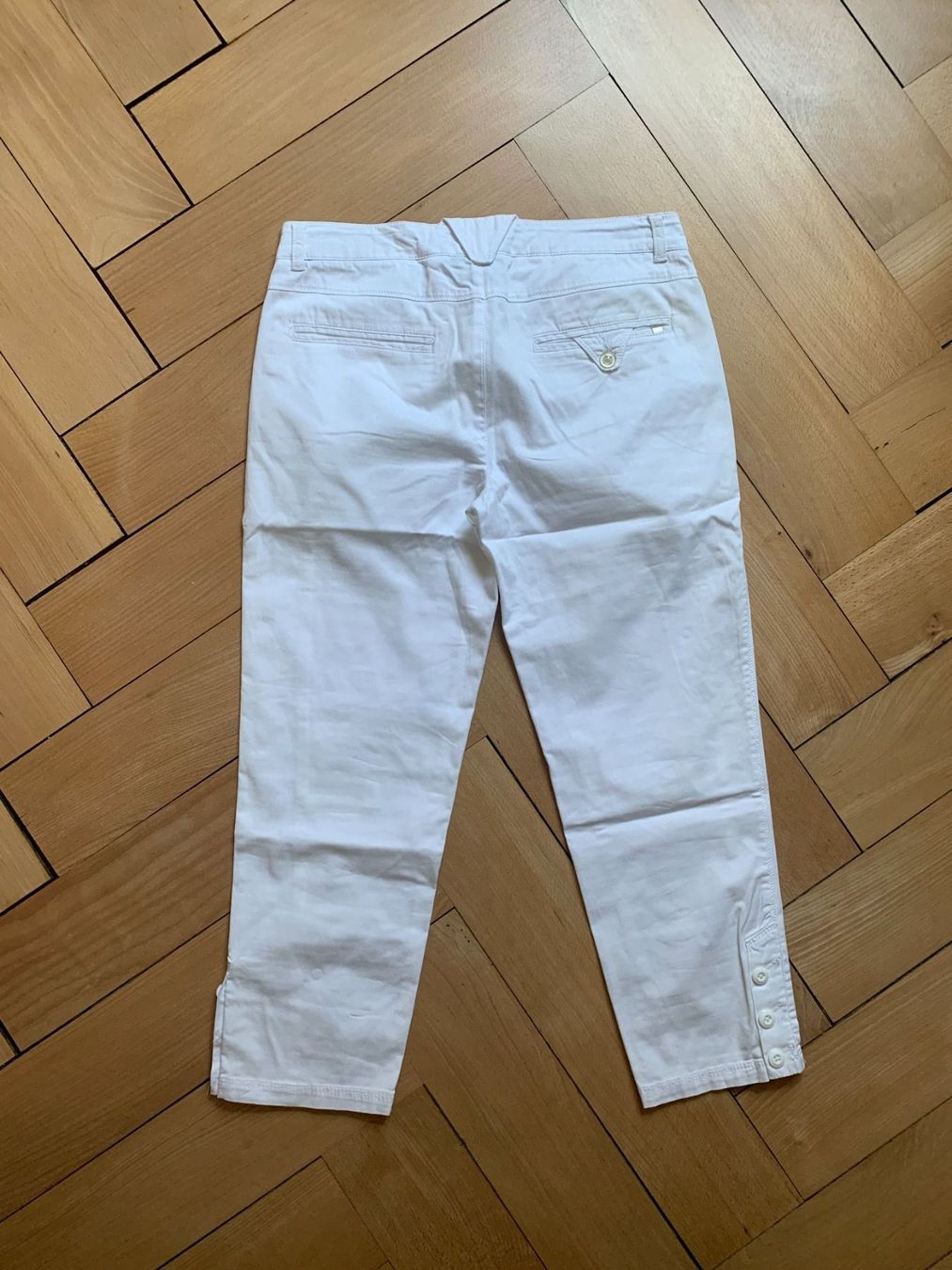 Hugo Boss Pantalons: HUGO BOSS - Caprihose weiss 36 – D'occasion à Zürich par Diazaio 2