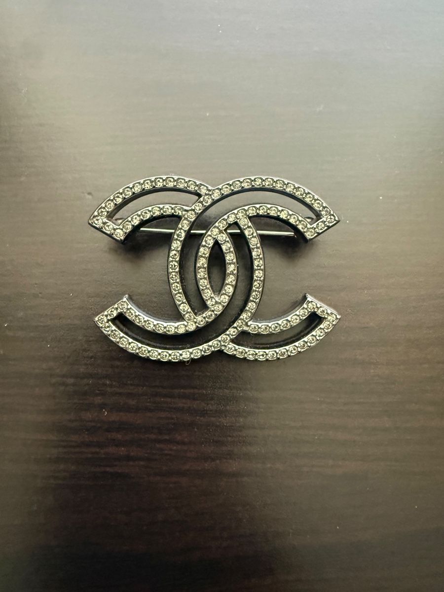 Chanel Spille & Fermagli: CC Broche Strass Silberfarben Schickes Accessoire Damen – Usato da Othmarsingen venduto da Paucaverba 3