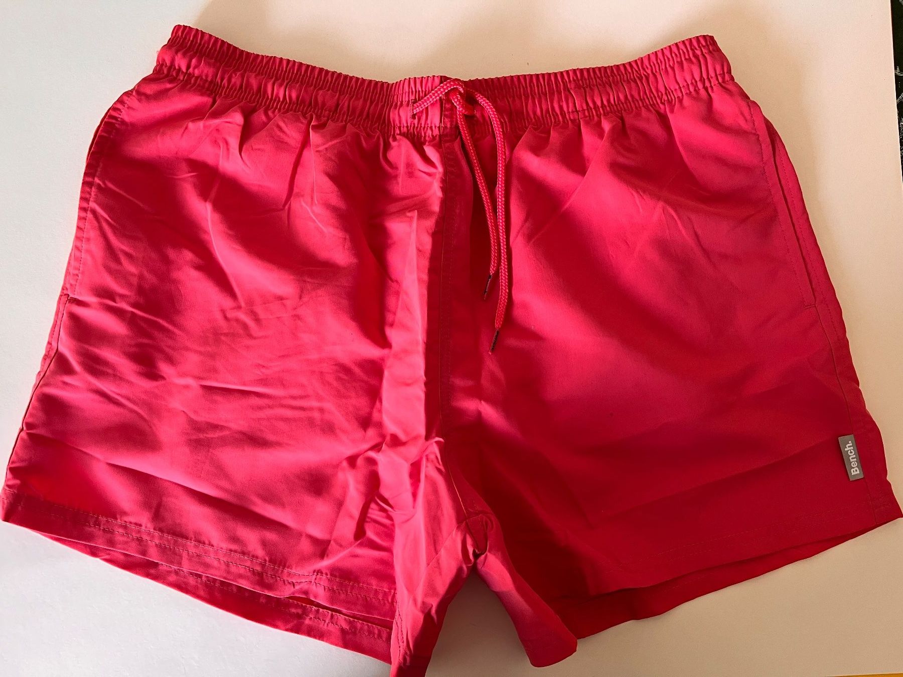 Bench Badehosen: BENCH, Badeshorts Herren, Grösse L, Farbe Hellrot – Neu und originalverpackt aus Rudolfstetten von gst_g7xl