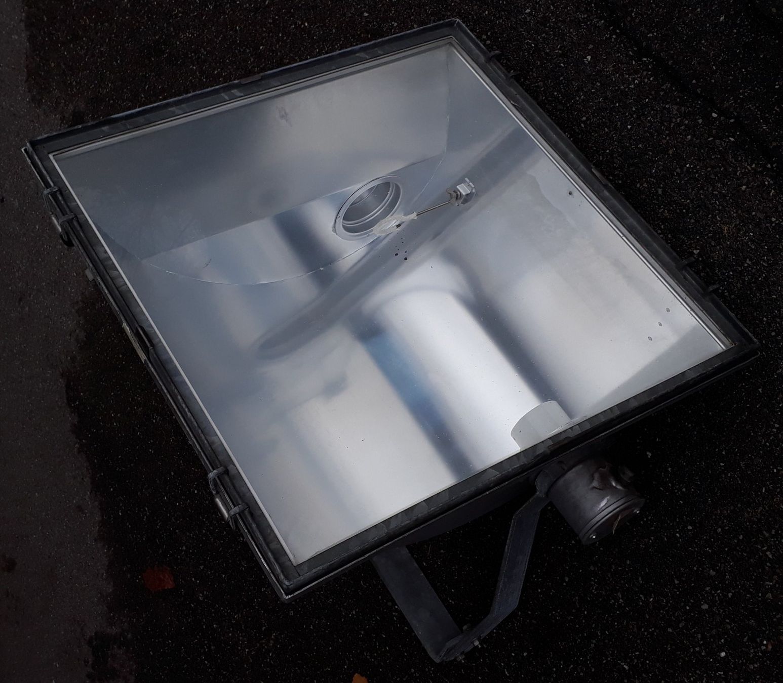 Lampade: Industrie Design: Scheinwerfer mit E 40 Gewinde – Usato da Bern venduto da Patinaa 2