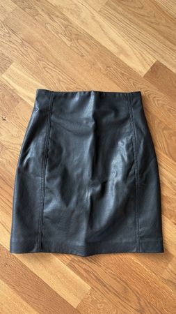 Schwarzer Lederrock H&M