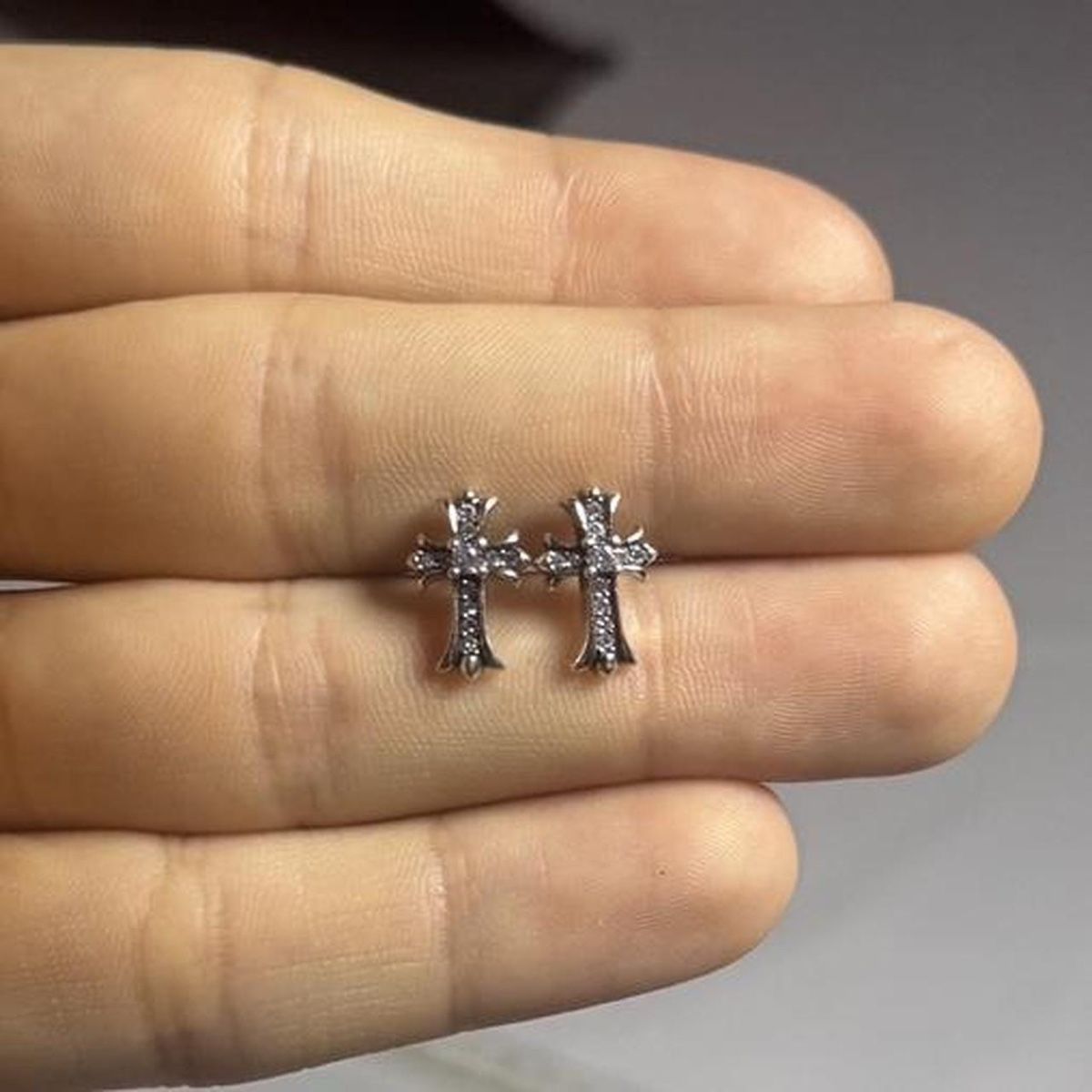 Chrome Hearts Ohrringe & -stecker: Title: Chrome Hearts Cross Stud Earrings - 925 Silver – Neu und originalverpackt aus Caviano von reselleo21
