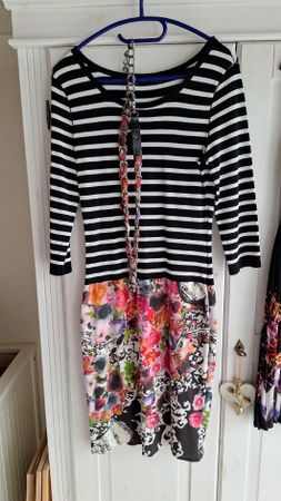 Marc Cain Kleid Gr. 3 Schwarz/Weiss mit Blumenmuster