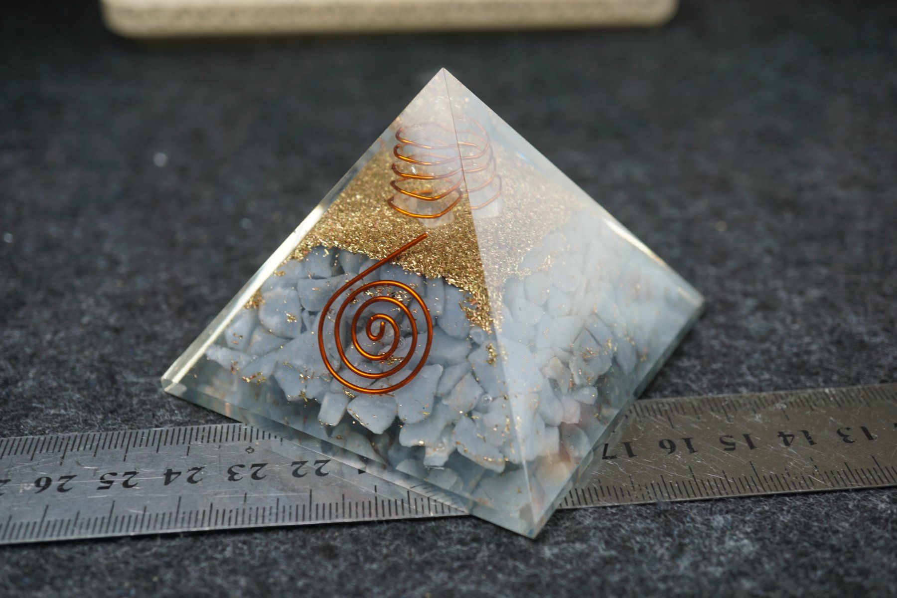 Minerali & Pietre curative: Angelit   -Orgonit - Pyramide 75mm  ab 10.- – Nuovo e nell'imballaggio originale da Eschenbach SG venduto da topstone 5