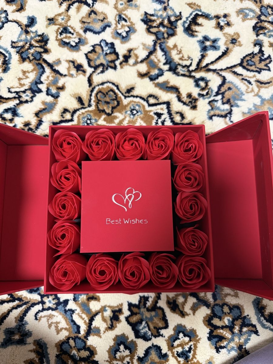 Tutte le decorazioni: Geschenkbox rot mit Kunstrosen und Tragetasche neu – Nuovo e nell'imballaggio originale da Niederwangen BE venduto da by_nisrin 3