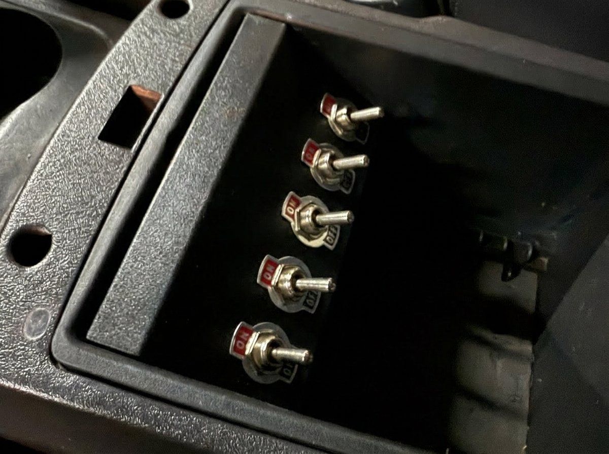 Jeep Tutti i ricambio: Jeep Grand Cherokee WJ Switchpanel Mittelkonsole – Nuovo (secondo la descrizione) da Full-Reuenthal venduto da halle46
