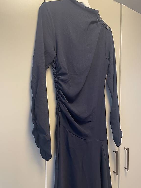 Mango Vestiti: Dunkelblaues tailliertes Kleid - Mango – Usato da Lenzburg venduto da lejlaimamovic 1