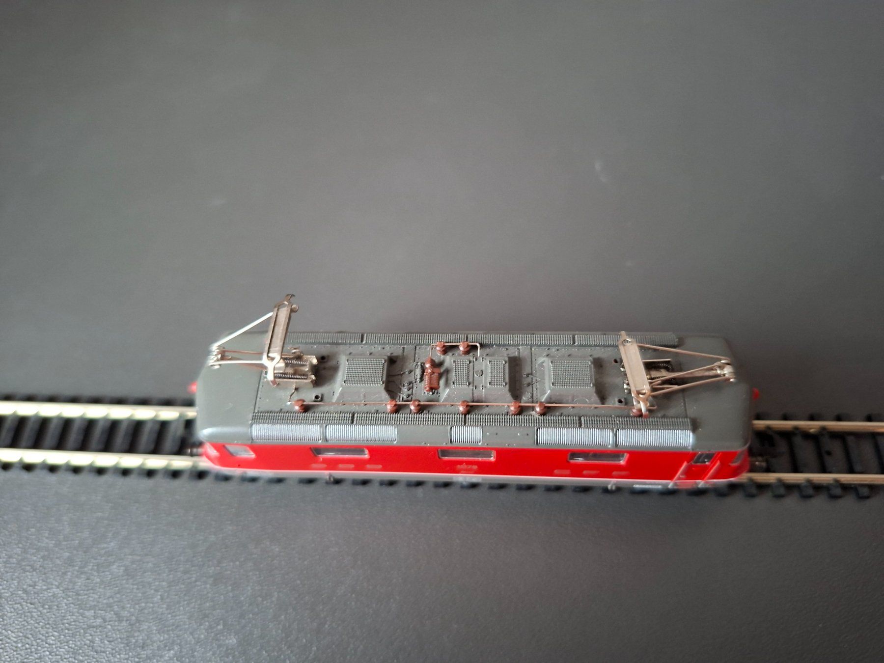 Fleischmann Modellini di ferrovie: Re 4/4 II Fleischmann rot – Usato da Liesberg Dorf venduto da Wispli3 5