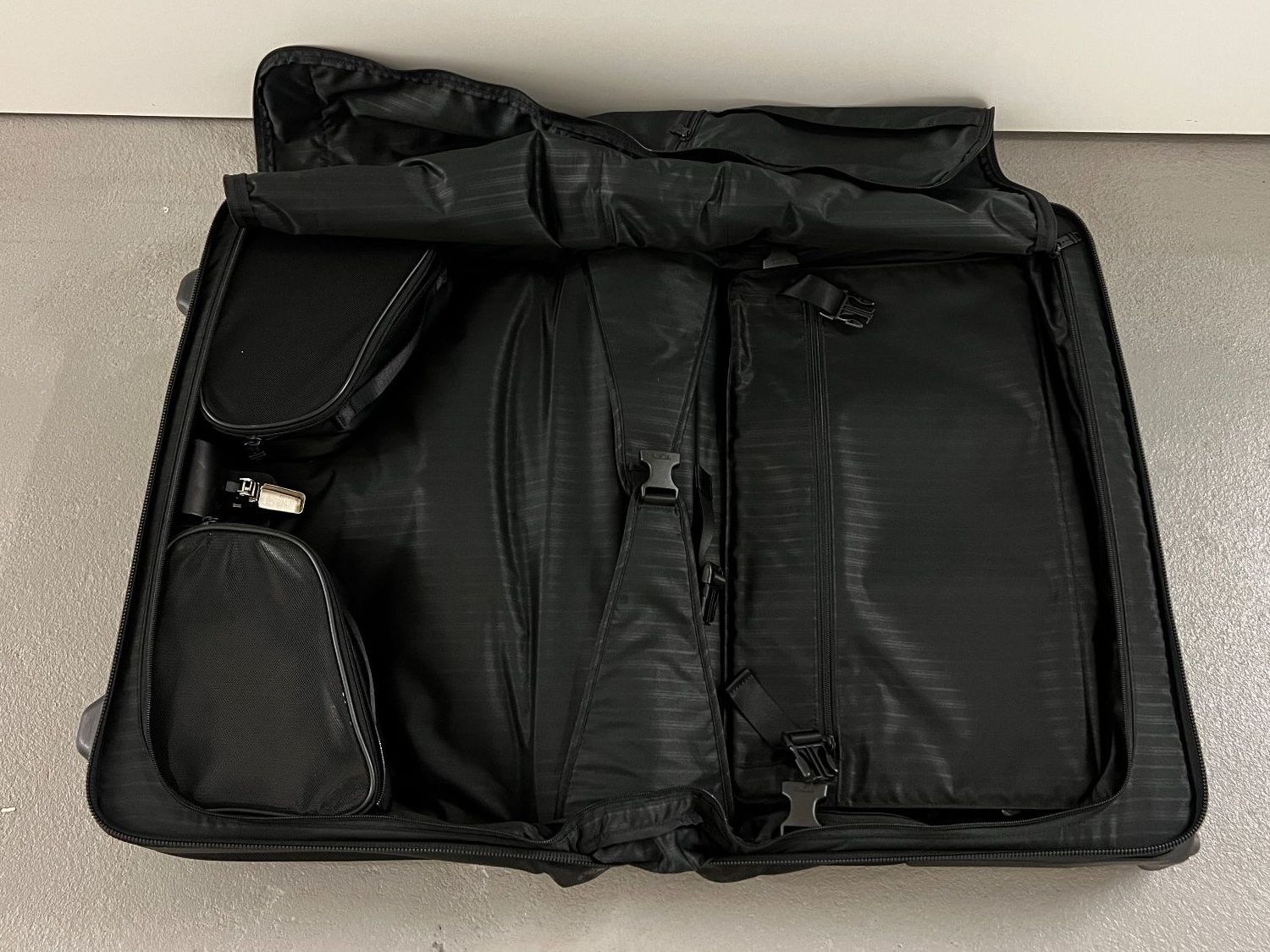 Tumi Reisekoffer: Tumi Koffer Alpha Kleidersack Carry On – Gebraucht aus Cham von ingold_a 1
