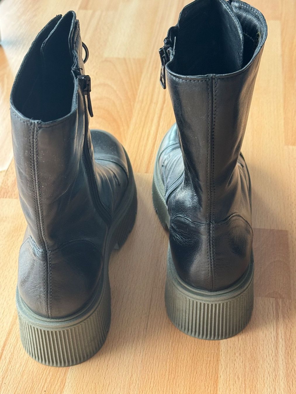 Mjus Scarpe da donna: Stiefelette von Mjus, Grösse 39, Leder, schwarz – Nuovo (secondo la descrizione) da Rorschacherberg venduto da beeechen 1