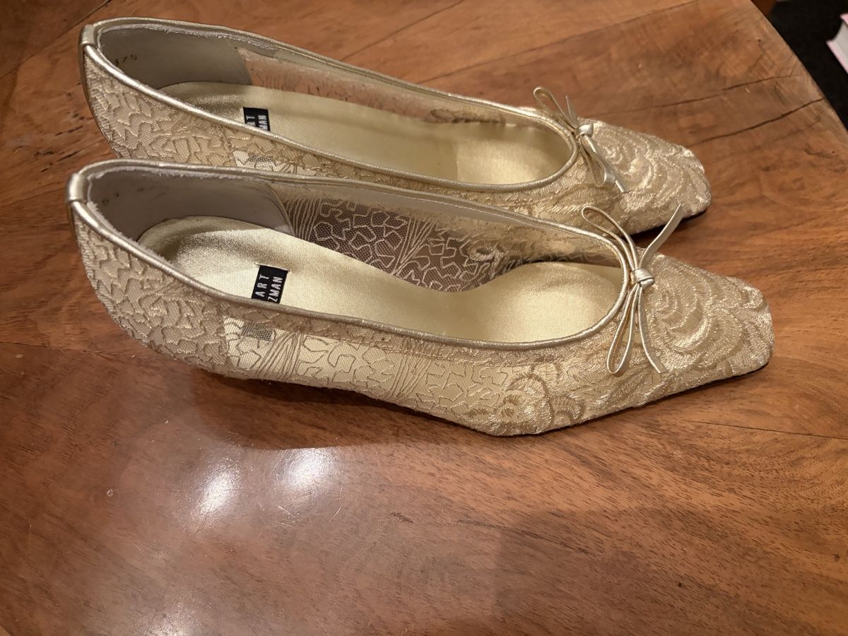 Stuart Weitzman Scarpe da donna: Damen Pumps Stuart Weitzmann goldig Grösse 37.5 – Usato da Zürich venduto da mimikiki100 1