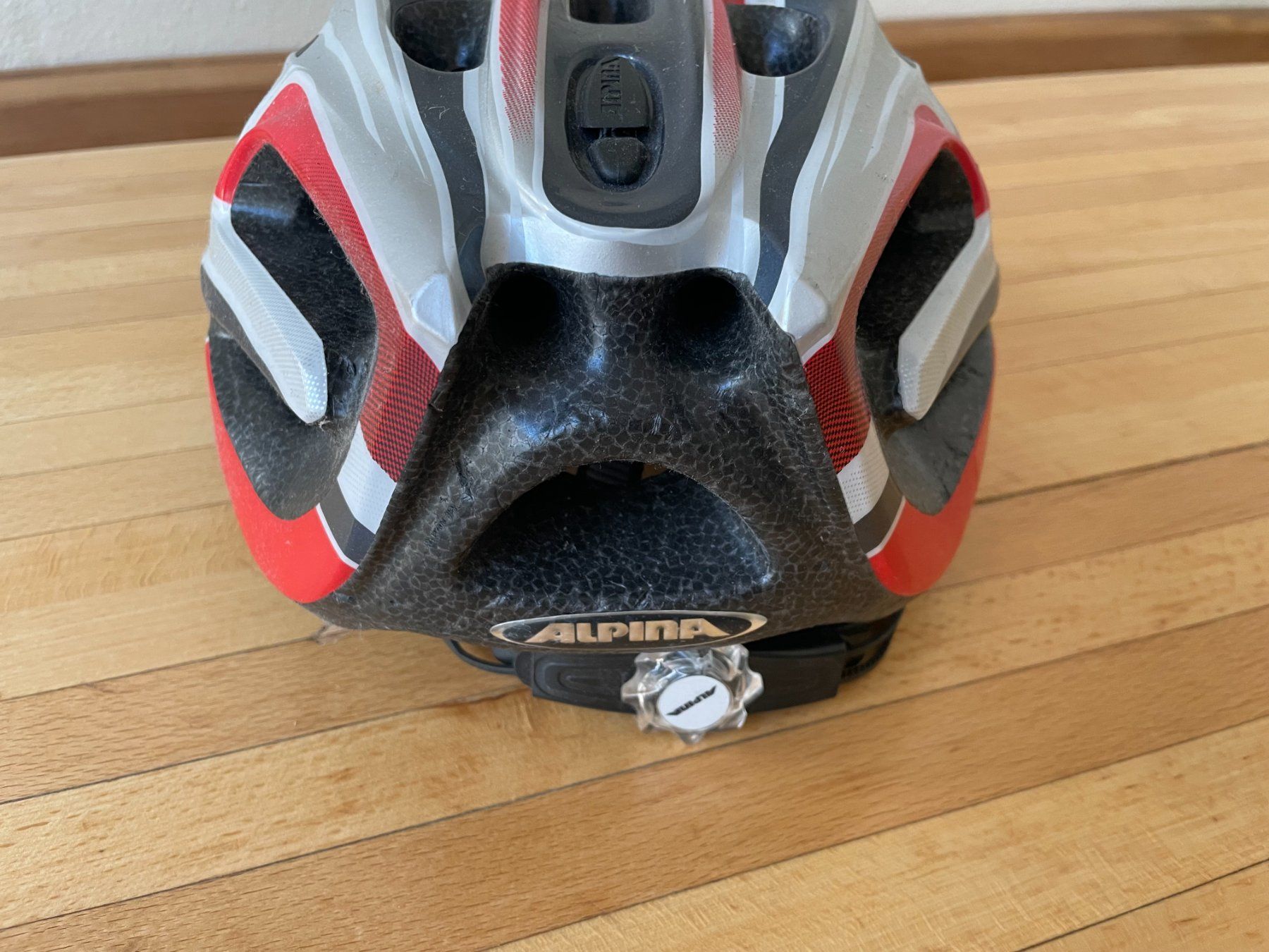 Alpina Helme: Flashiger Velohelm "Alpina" – Gebraucht aus Herrenschwanden von MIBEGE 1