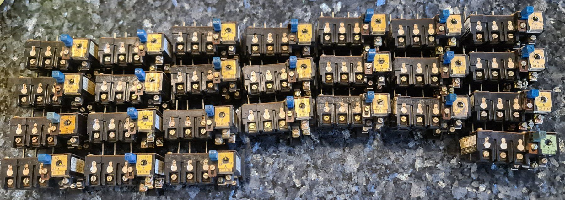 Spine: Diverse Elektromaterial – Usato da Uerkheim venduto da Justi.y